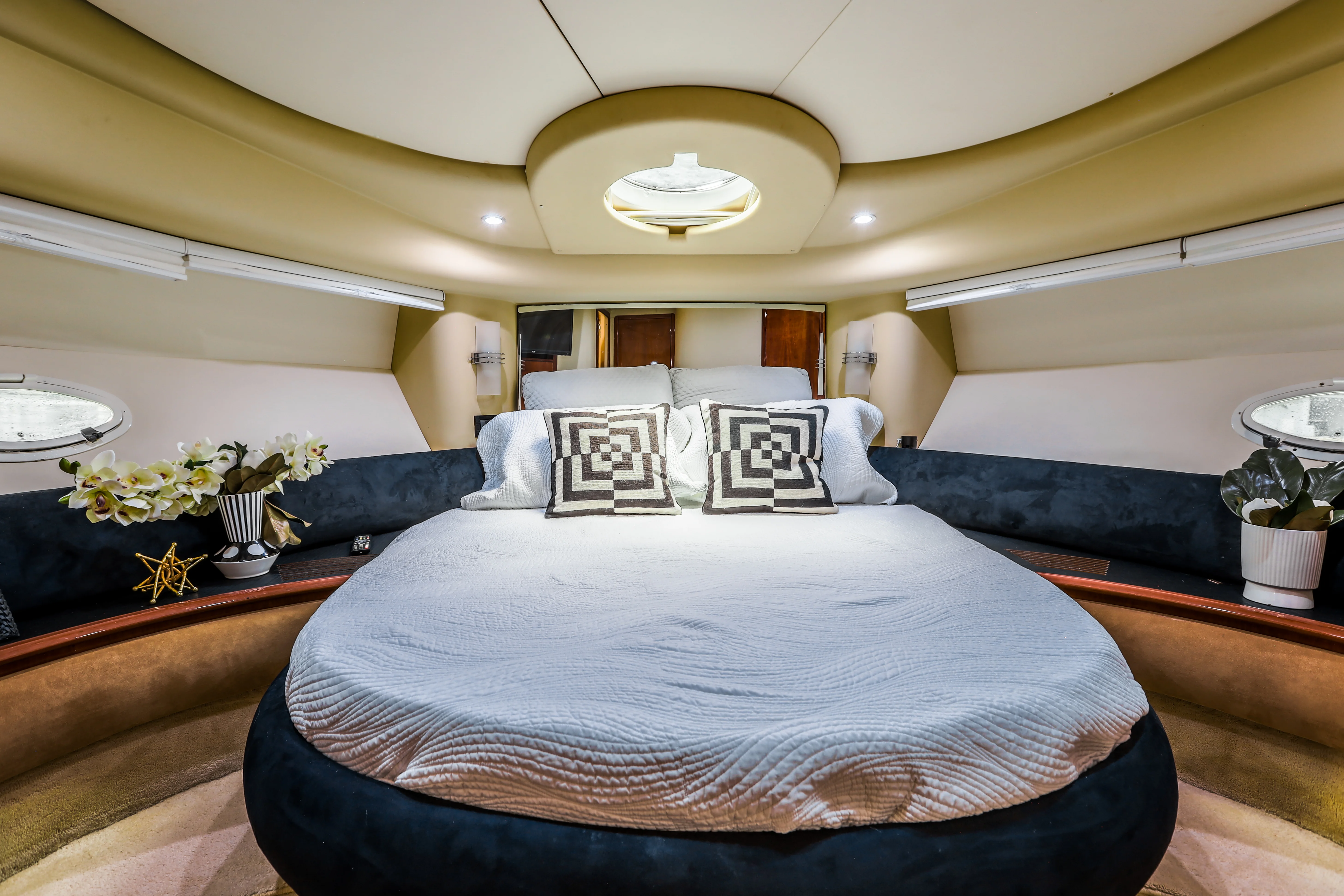 50ft Azimut Flybridge deck space